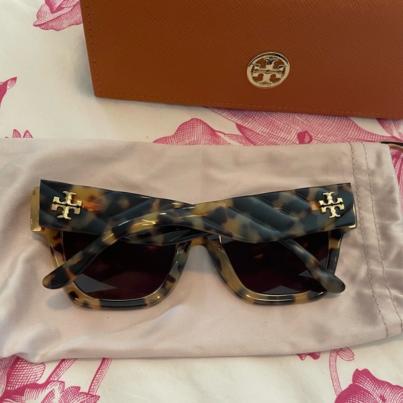🕶️ Tory Burch Honey Tortoise Shell Gold Rimmed Sunglasses 🕶️ - Picture 4 of 12